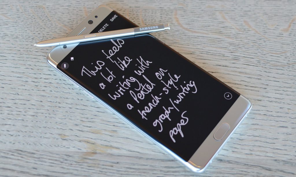 Writing short notes while the screen is off is very handy as a digital post-it note. Photograph: Samuel Gibbs for the Guardian