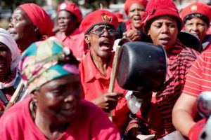 Zimbabwe women in pot-beating protest against Mugabe