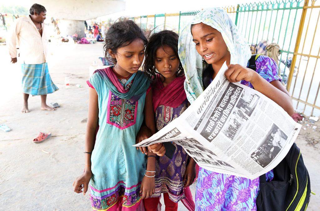  The editors go out and show the newspaper to the street children, holding reading sessions for them. (Showkat Shafi/Al Jazeera)