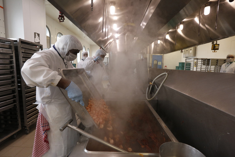 A worker cooks halal food inside Cathay Pacific Airway’s inflight kitchen near Hong Kong Airport. Bobby Yip/Reuters