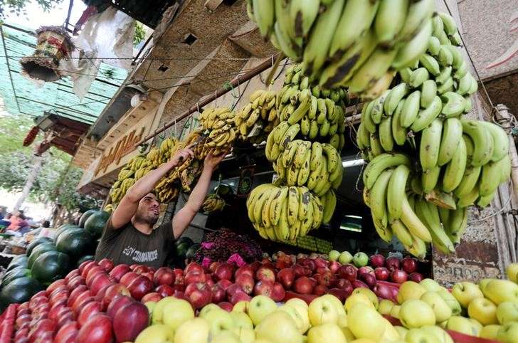 An Egyptian fruits seller is seen at a market in Cairo, Egypt May 10, 2016. (REUTERS/Mohamed Abd El Ghany)