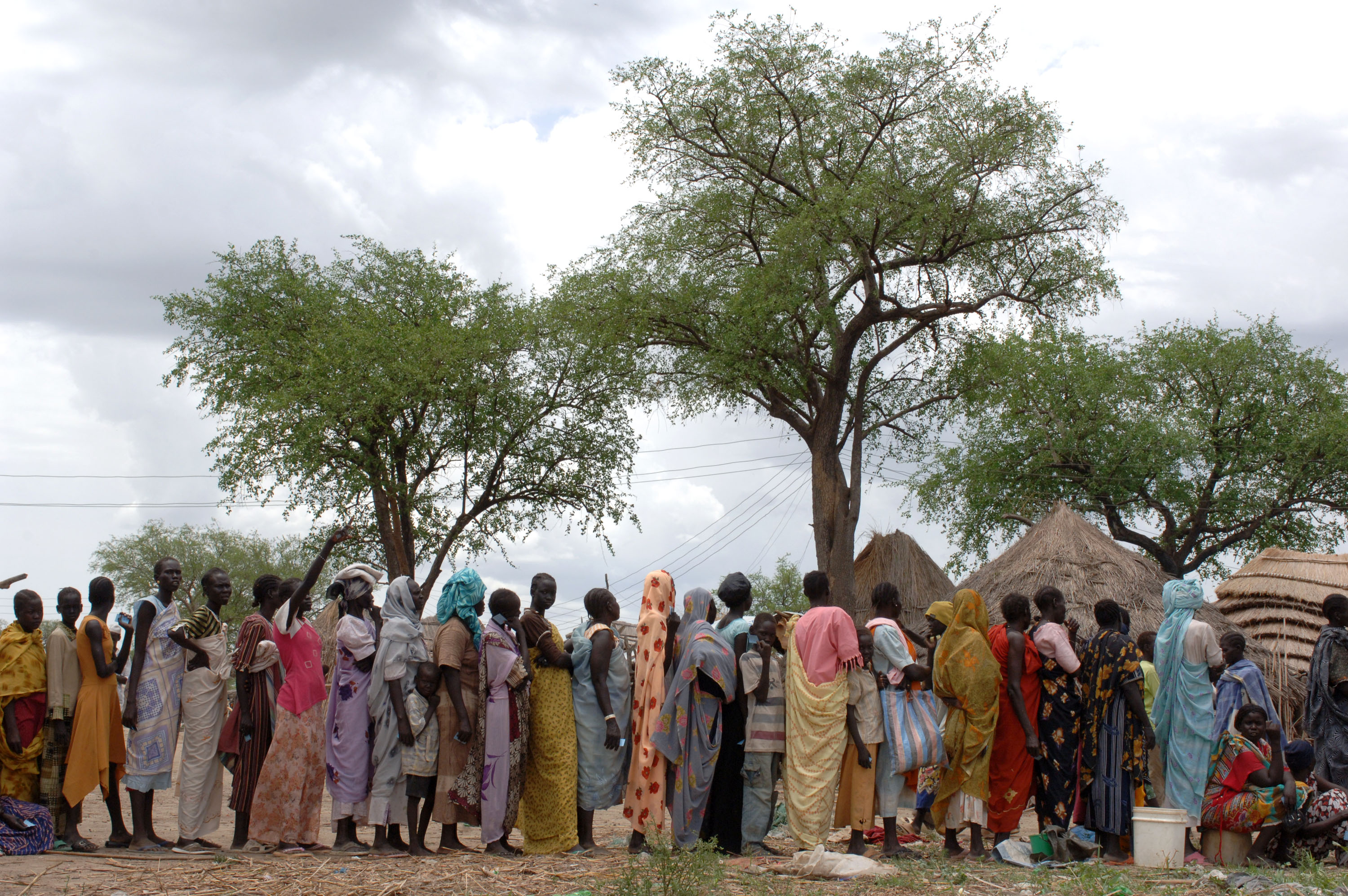 IDPs from fighting in Abyei wait in line for emergency WFP food distribution.