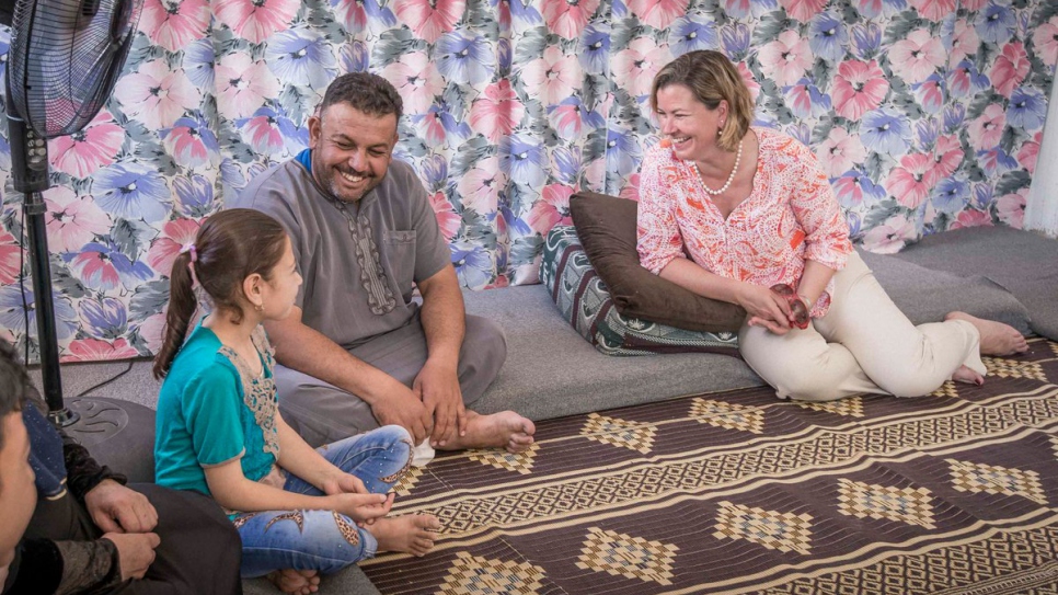 UNHCR’s Kelly T. Clements chats with a Syrian father and his daughter. © UNHCR/Benoit Almeras Martino 