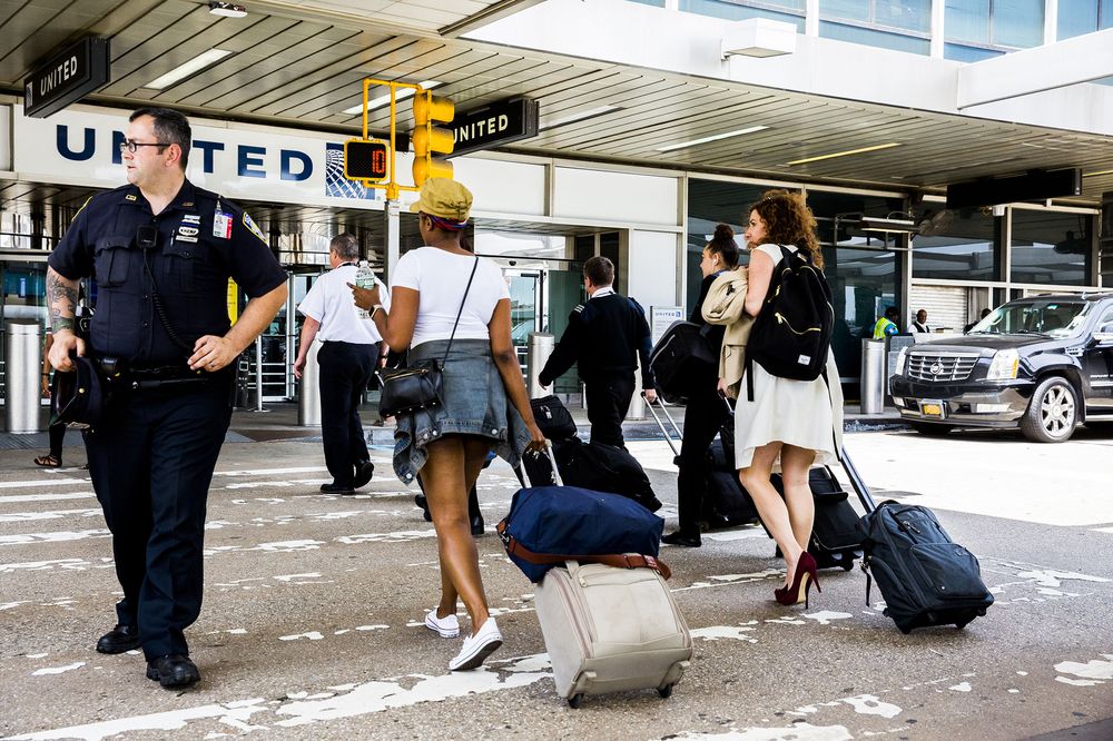  Travelers pull luggage while arriving at LaGuardia Airport (LGA) in New York, U.S., on June 29. Photographer: David Williams/Bloomberg 