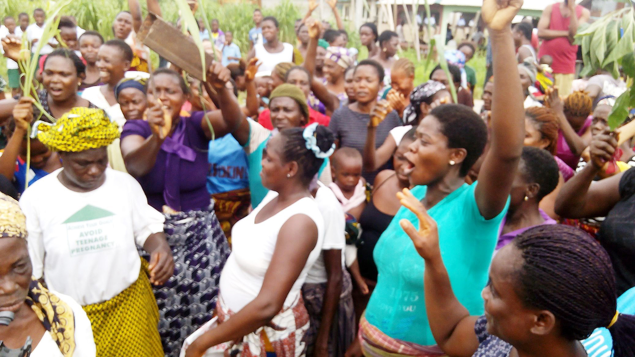 PIC.23. WOMEN  OF EGBEBIRI, AT BISENI IN YENAGOA LOCAL GOVERNMENT AREA OF  BAYELSA,  PROTESTING   OVER EXPIRED MEMORANDUM OF UNDERSTANDING WITH  NIGERIAN AGIP OIL COMPANY ON TEUSDAY  (26/5/15). 2781/26/5/2015/NATHAN/CH/NAN
