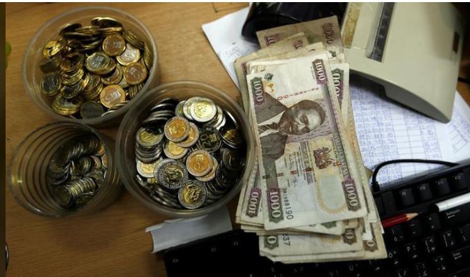 Kenya shilling coins and notes are pictured inside a cashier's booth at a forex exchange bureau in Kenya's capital Nairobi, April 20, 2016. REUTERS/Thomas Mukoya