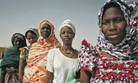 Mauritanian-women-wait-to-001