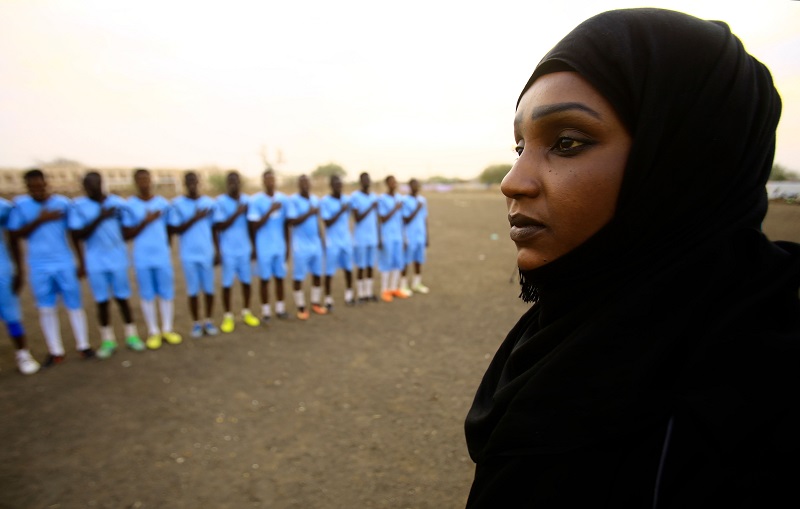 Salma al-Majidi, acknowledged by FIFA as the first Arab and Sudanese woman to coach a men's football team in the Arab world, coaches players of the Al-Ahly Al-Gadaref club during a training session in the town of Gedaref, east of Khartoum on February 17, 2018.  In Sudan where a women's national football team remains a distant dream, Salma al-Majidi knew the only way to take part in her beloved sport was to coach... and that had to be men. / AFP PHOTO / ASHRAF SHAZLY