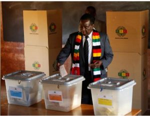Zimbabwe's President Emmerson Mnangagwa casts his ballot as he votes in the general election at Sherwood Park Primary School in Kwekwe, Zimbabwe July 30, 2018. REUTERS/Philimon Bulawayo