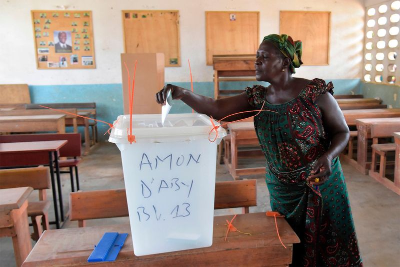 A woman cats her vote in Ivory Coast's regional and municipal elections at a polling station in Abidjan's central business district of Plateau on Oct. 13, 2018. ( Photographer: Sia Kambou/AFP via Getty Images