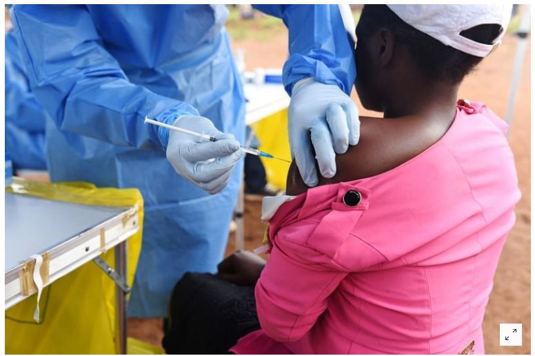  A Congolese health worker administers Ebola vaccine to a woman who had contact with an Ebola sufferer in the village of Mangina in North Kivu province of the Democratic Republic of Congo, August 18, 2018. REUTERS/Olivia Acland
