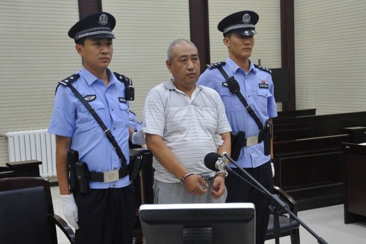 Un homme de 54 ans considéré comme le "Jack l'éventreur" chinois, Gao Chengyong (au centre), a été condamné à mort vendredi pour le viol et le meurtre de onze femmes et jeunes filles sur une période de quatorze ans. /Photo d'archives/REUTERS/Stringer