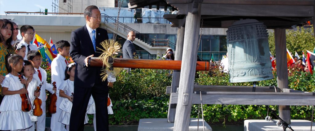 Secretary-General Ban Ki-moon rings the Peace Bell at the annual ceremony held at UN headquarters in observance of the International Day of Peace (21 September). Photo: UN.org