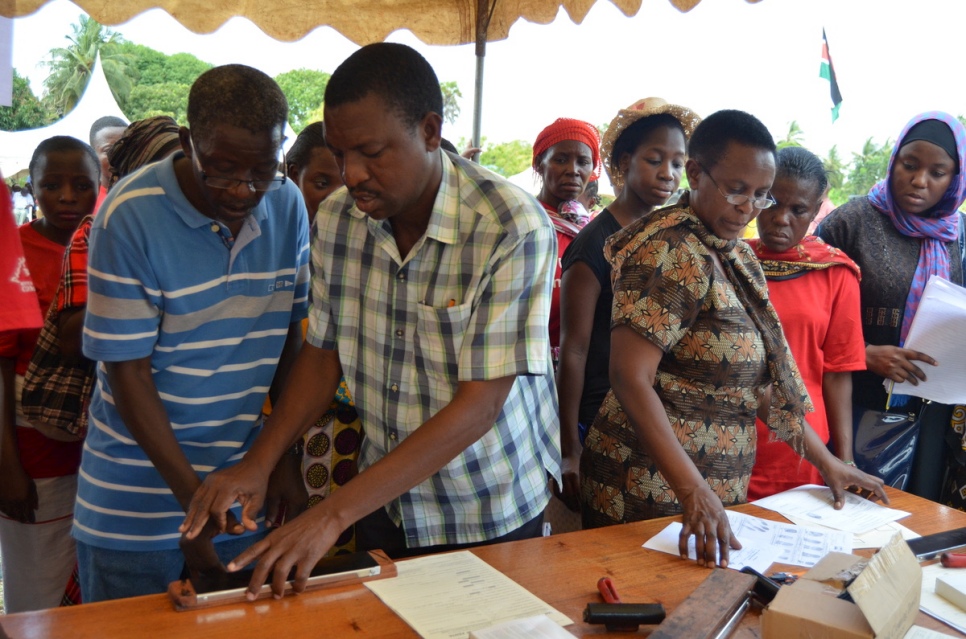 Makonde Chairman Thomas Nguli has his finger prints taken during the launch of the naturalization and registration drive in Kenya. © UNHCR/Wanja Munaita