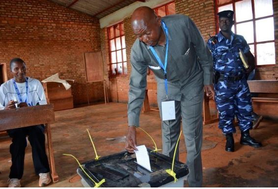 Burundi's opposition leader and deputy speaker in parliament Agathon Rwasa, casts his ballot at a polling centre during the constitutional amendment referendum in Kiremba commune in Ngozi province, Burundi May 17, 2018. REUTERS/Evrard Ngendakumana