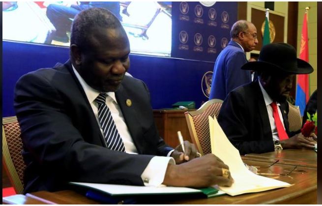 FILE PHOTO: South Sudanese rebel leader Riek Machar (L) and South Sudan's President Salva Kiir sign a cease fire and power sharing agreement in Khartoum, Sudan August 5, 2018. REUTERS/Mohamed Nureldin Abdallah/File Photo